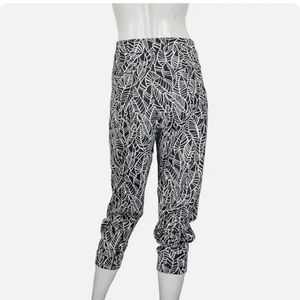 Lululemon the ankle Crop Jogger Pants in Black white leaf print Women's Sz 8